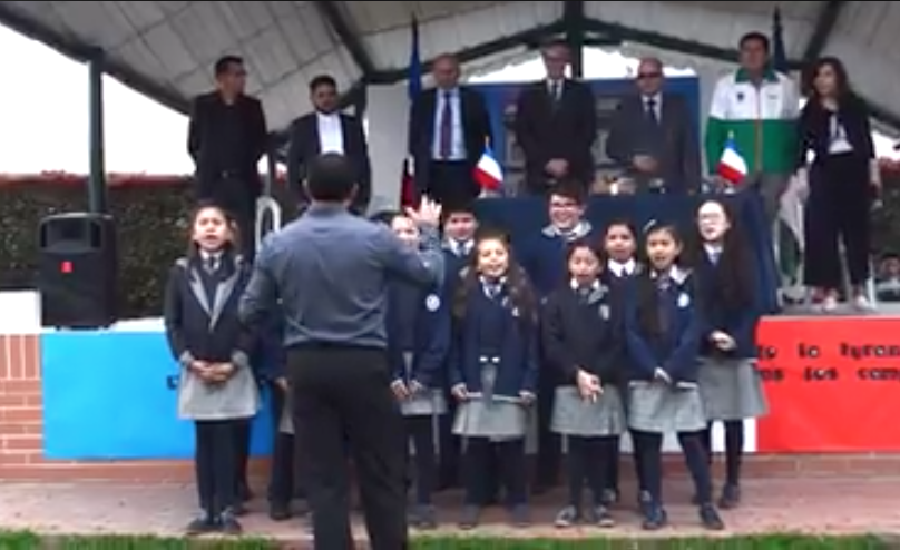 Himno de Francia; «La Marsellesa», interpretado por estudiantes de grado quinto.