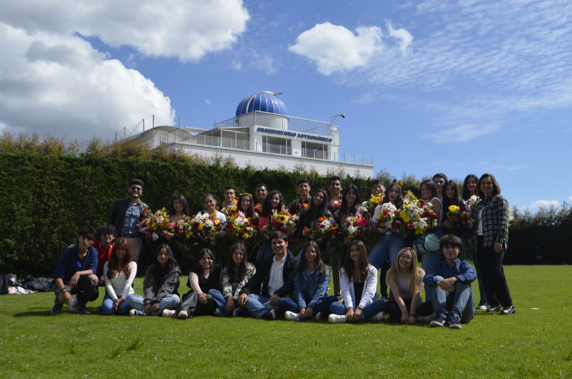 ENTRE FLORES Y APLAUSOS: ASÍ FUE LA DESPEDIDA DE NUESTRO GRADO 11